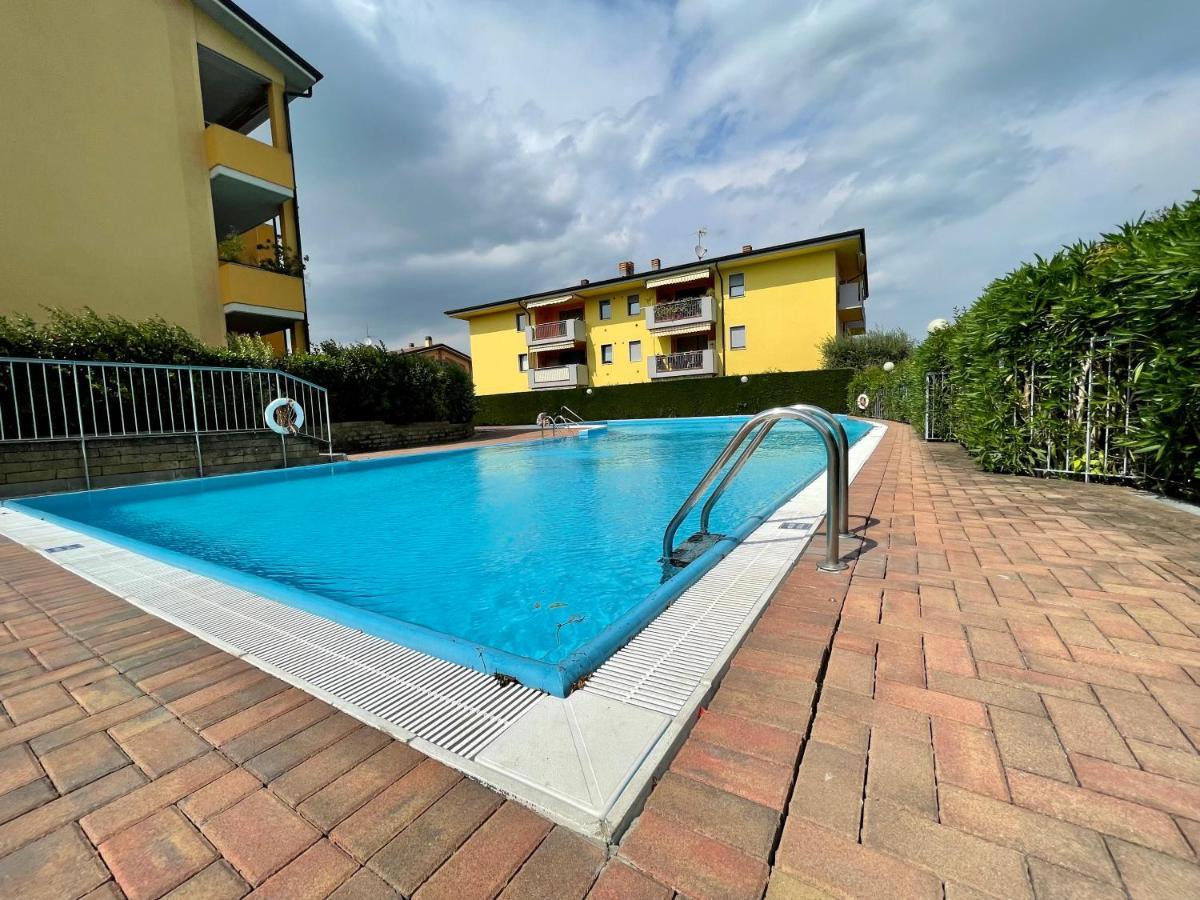 Garden Residence Appartamento Con Terrazzo E Piscina Desenzano del Garda Exterior foto