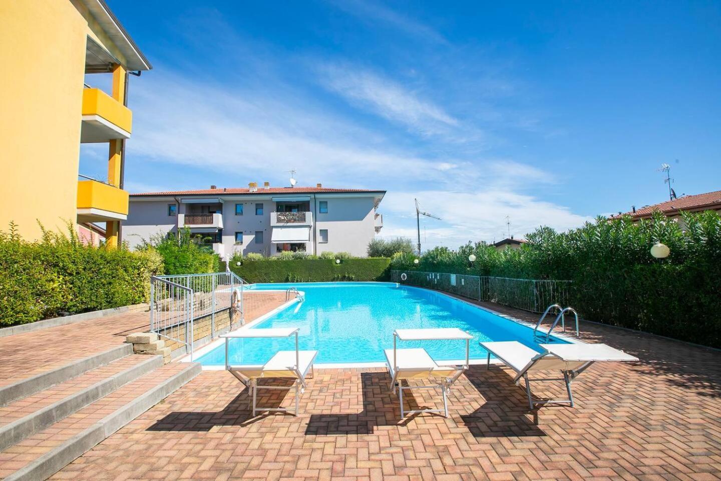 Garden Residence Appartamento Con Terrazzo E Piscina Desenzano del Garda Exterior foto